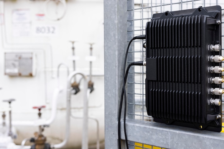 Nokia Industrial ruggedized fieldrouter for harsh environments, eg oil and gas.