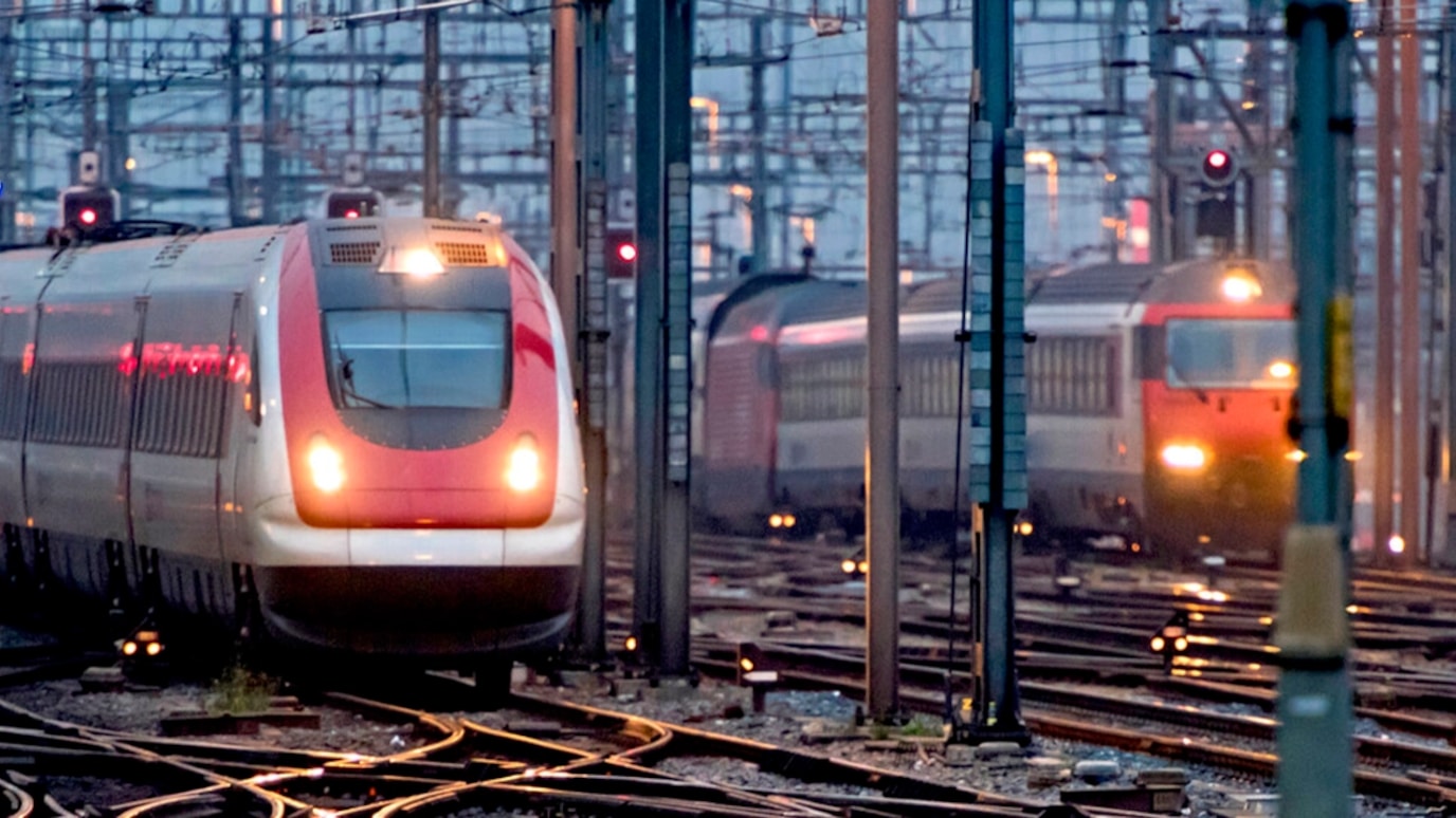An image of trains in a rail yard.