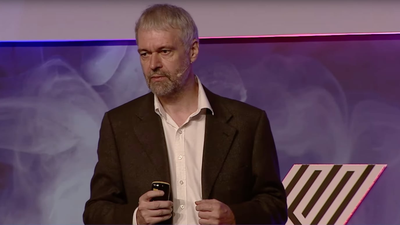 Geert Heyninck giving his keynote speech at Network X 2023.