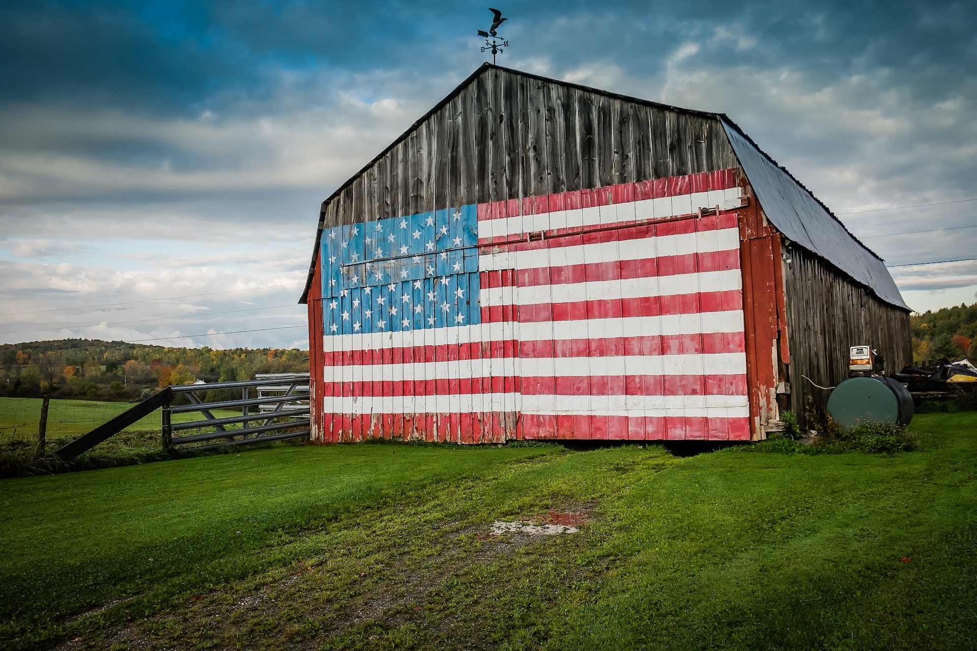 barn with USA flag