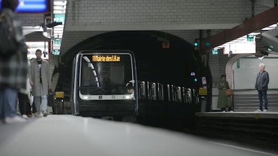 Subewat train arriving at platform