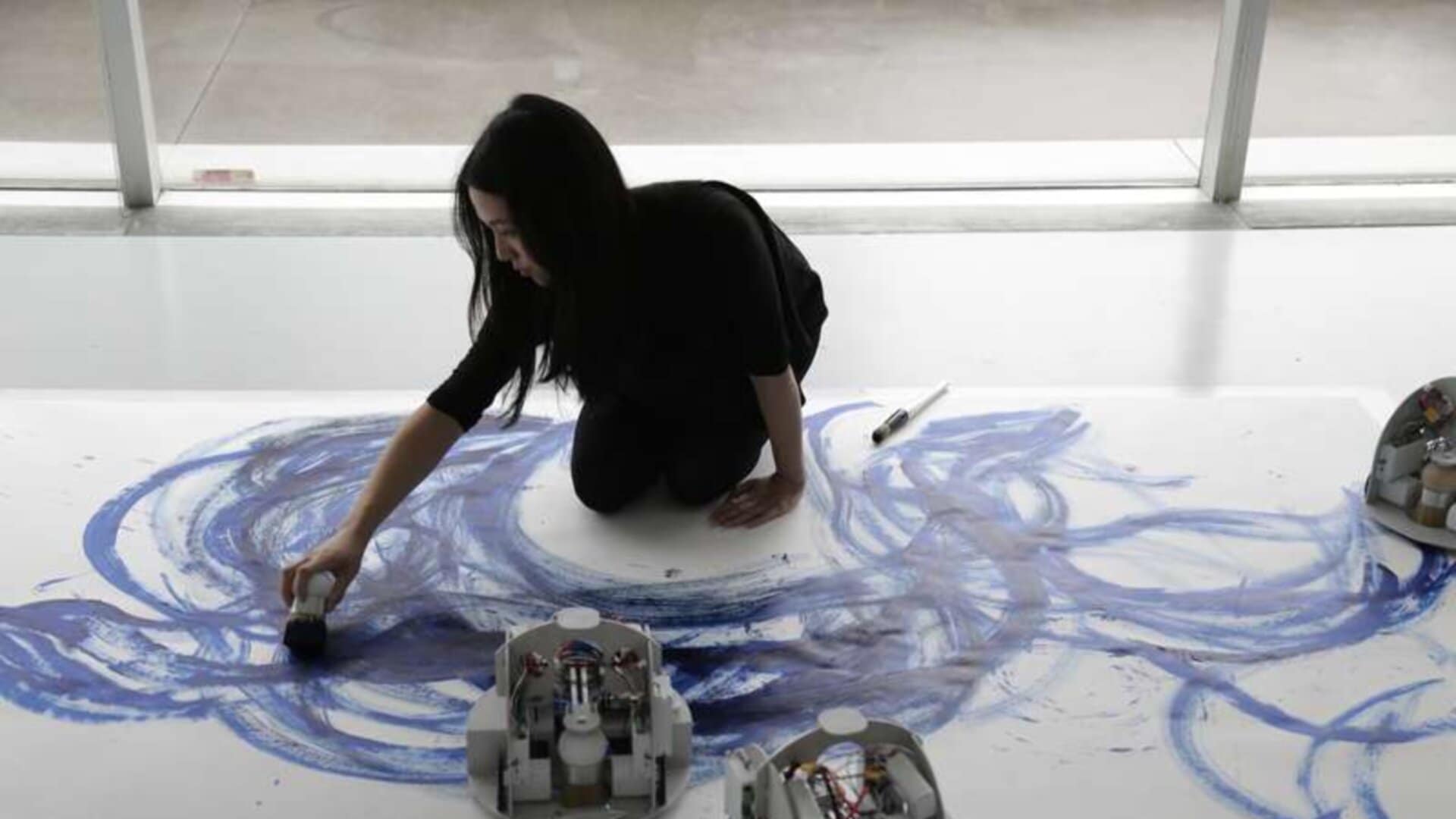 Sougwen Chung creating art