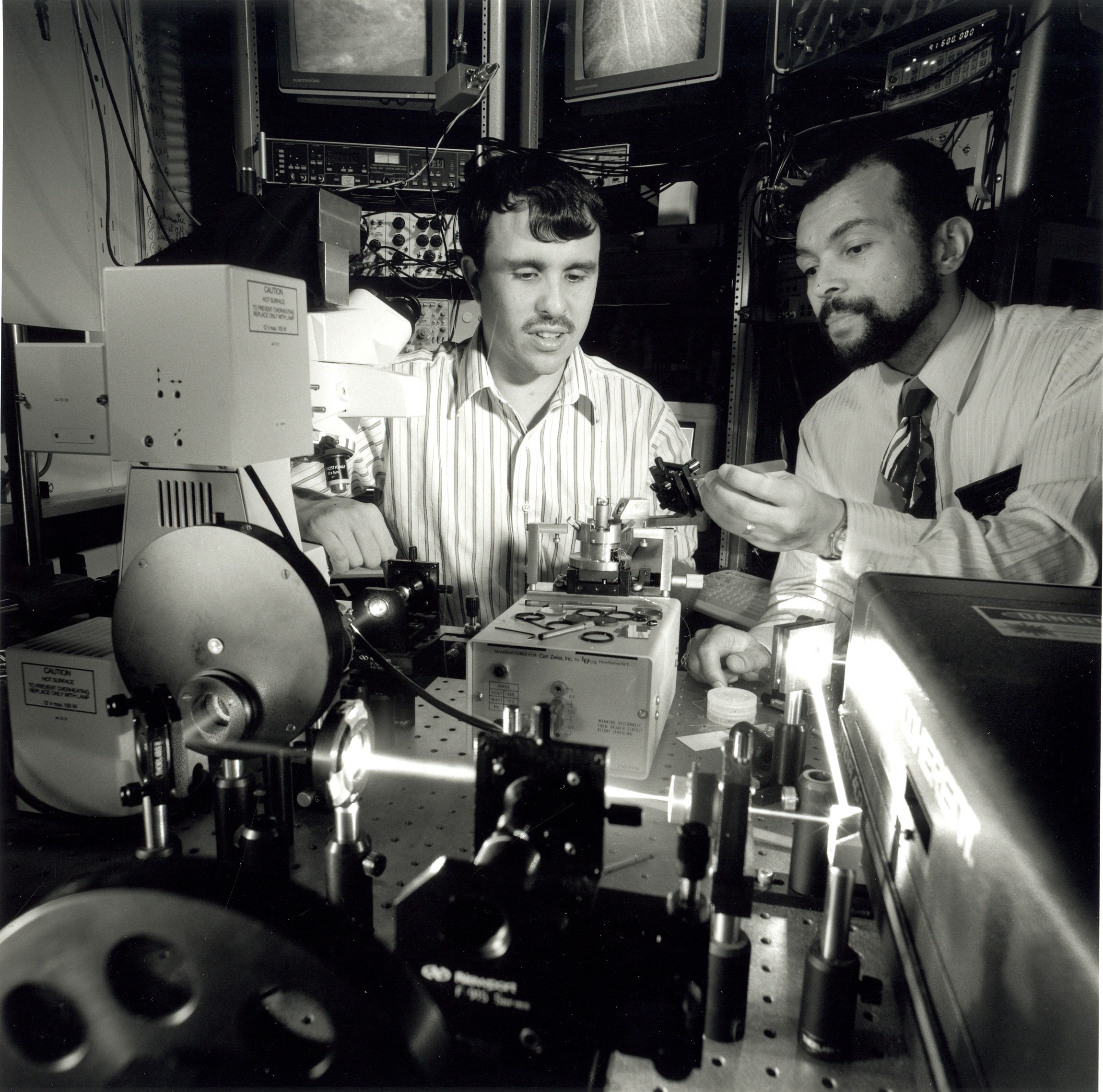 Eric Betzig (left). 2014 Nobel Prize Chemistry: Super-resolved fluorescence microscopy.
