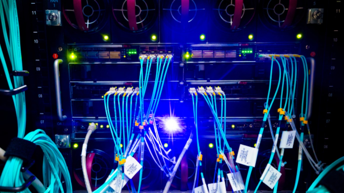 Data center migration switch in rack