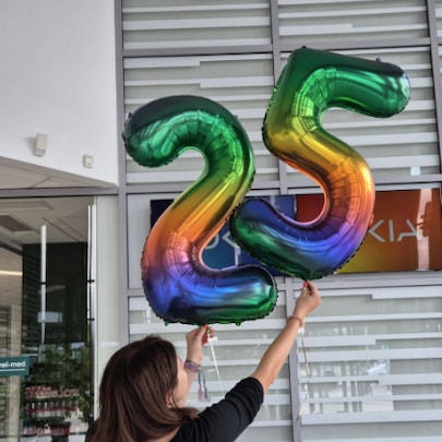 A person holding a baloon