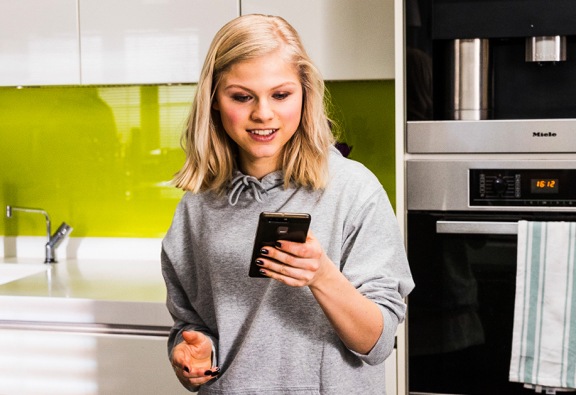 girl with phone