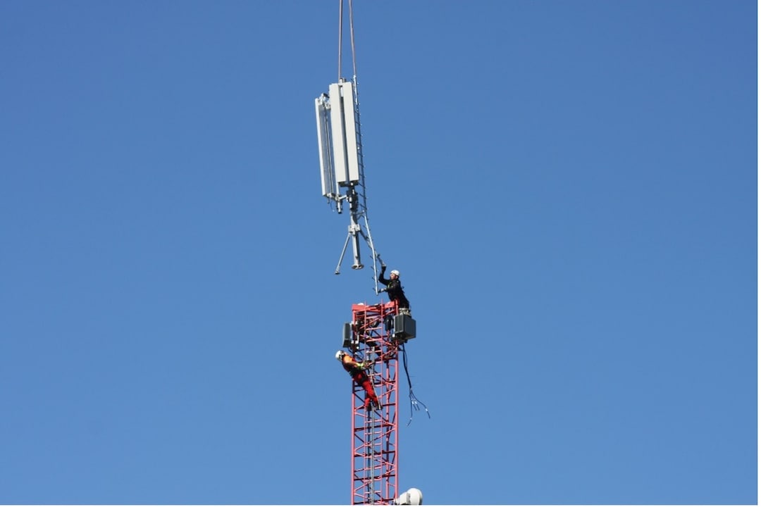 Radio installation on high-altitude mast