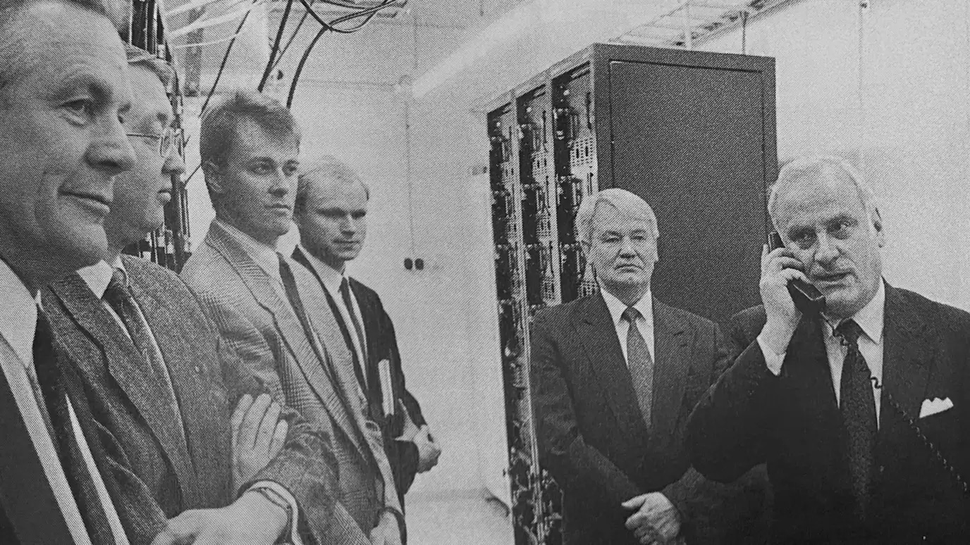 Helsinki Telephone Association CEO Kurt Nordman makes a GSM test call.