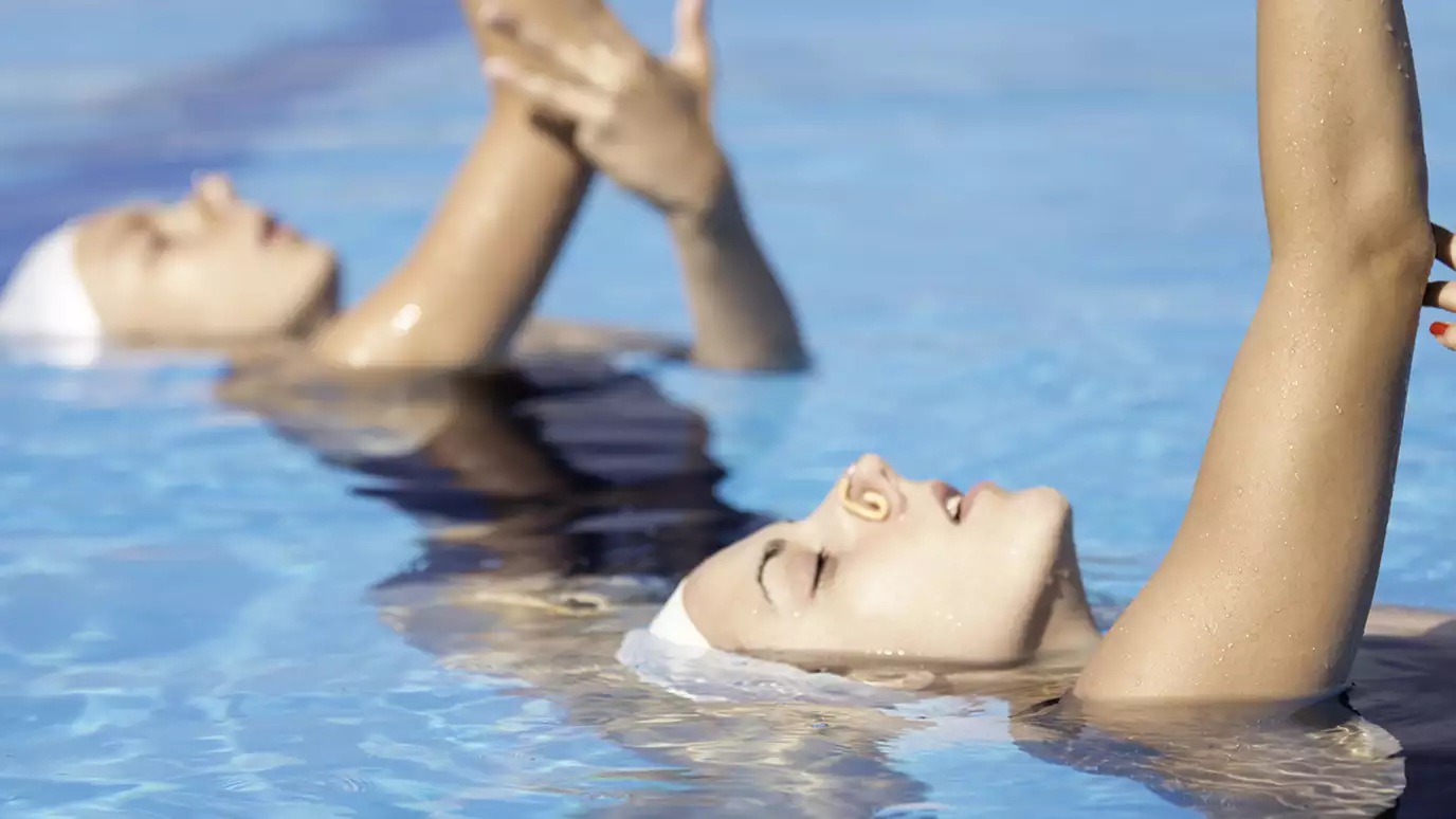 Synchronized swimmers in a pool