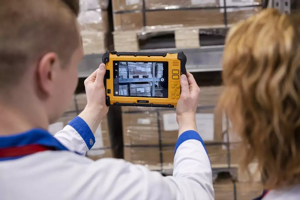 Nokia_Industrial_4G_workpad_warehouse