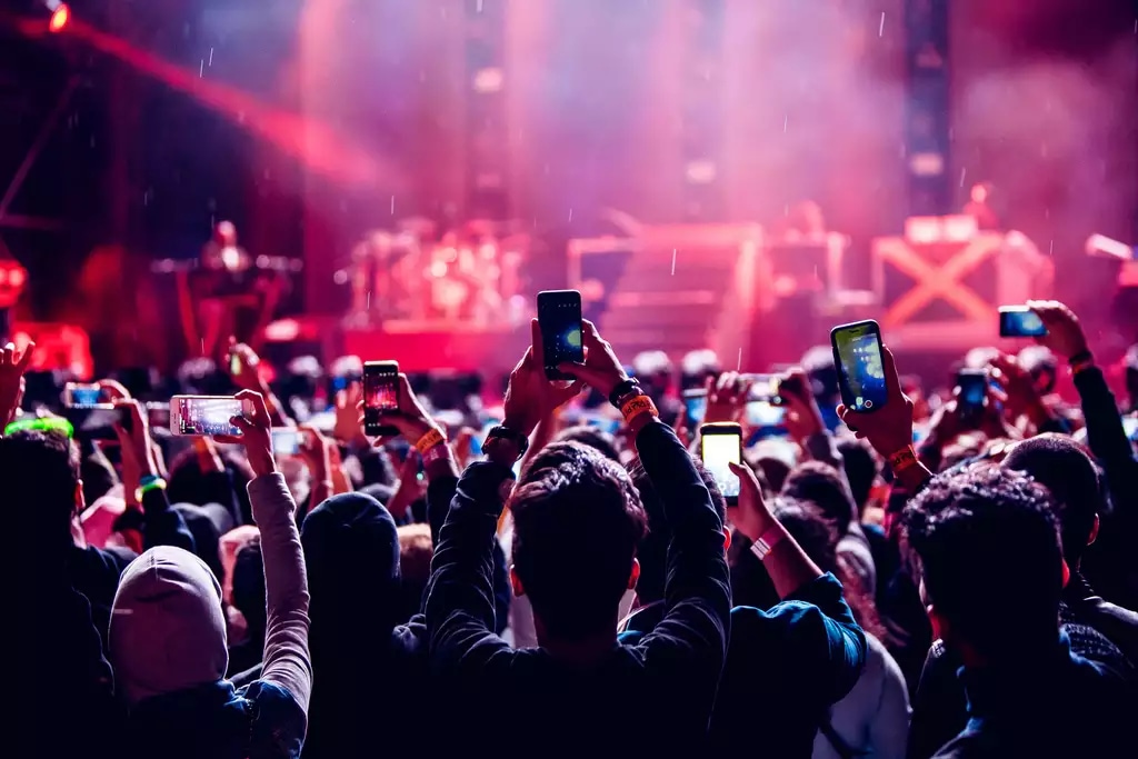 crowd-phones-concert