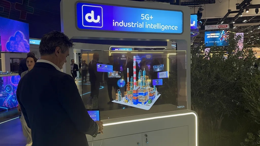 A demonstrator from Nokia partner du looks at the holographic demo on the du booth