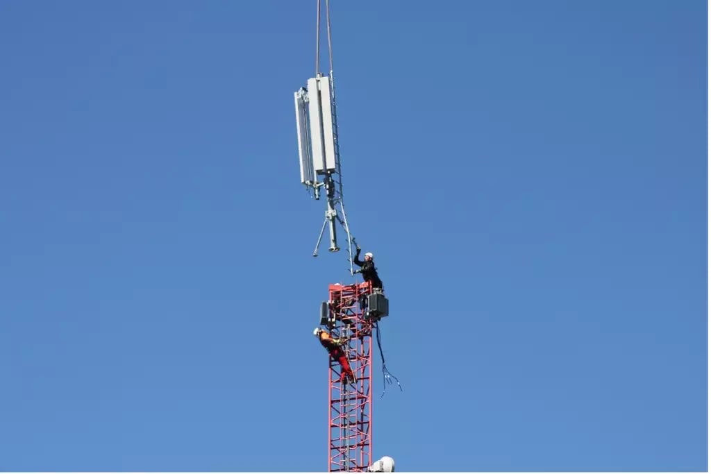 Radio installation on high-altitude mast