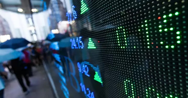 Providing accurate time synchronization for financial trading