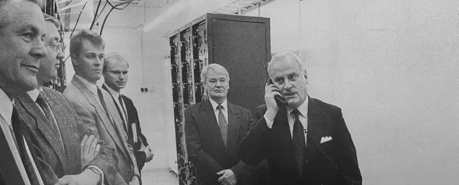 Helsinki Telephone Association CEO Kurt Nordman makes a GSM test call.
