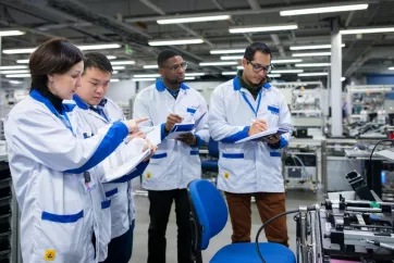public://media/nokia_factory_oulu_finland_lean_head_teaching_kaizen_to_international_team.jpg