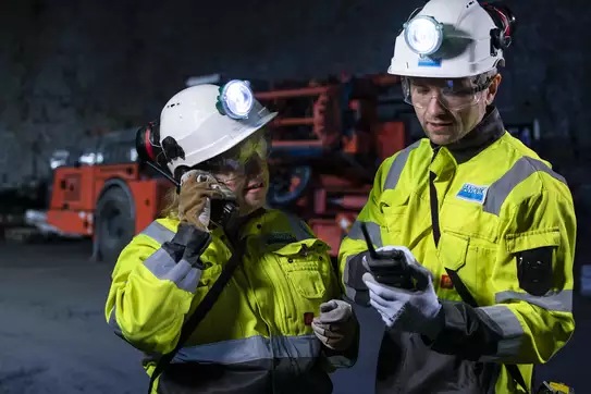 Improve workforce safety with Nokia Industrial ruggedized handhelds.