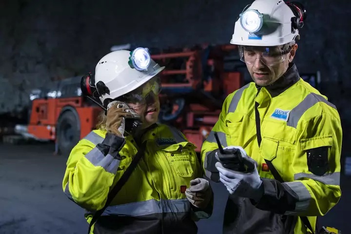 Improve workforce safety with Nokia Industrial ruggedized handhelds.