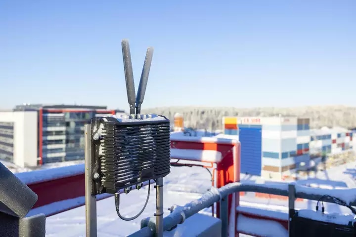 Nokia Industrial user equipment connects machines and vehicles to Nokia Private Wireless where it is cold, moist, dusty or hot.