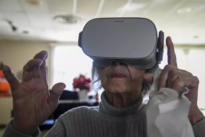 old lady with VR-metaverse
